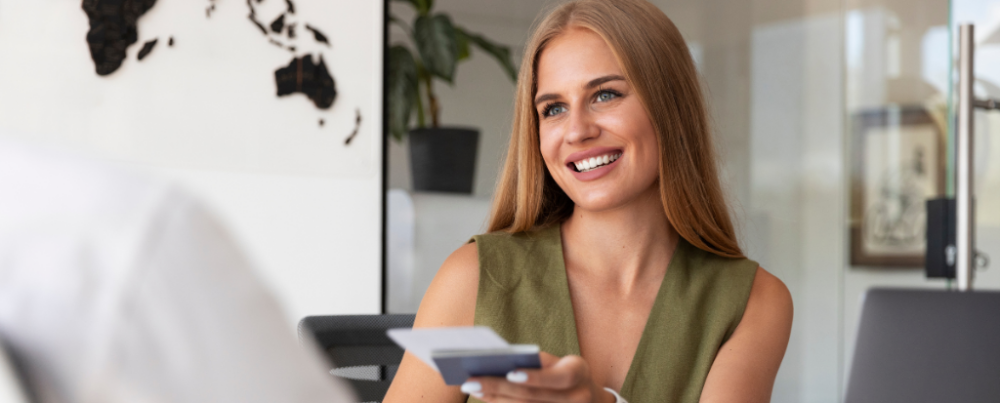 Femme utilisant sa carte bancaire – expérience client bancaire digitalisée