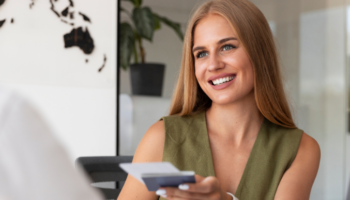 Femme utilisant sa carte bancaire – expérience client bancaire digitalisée