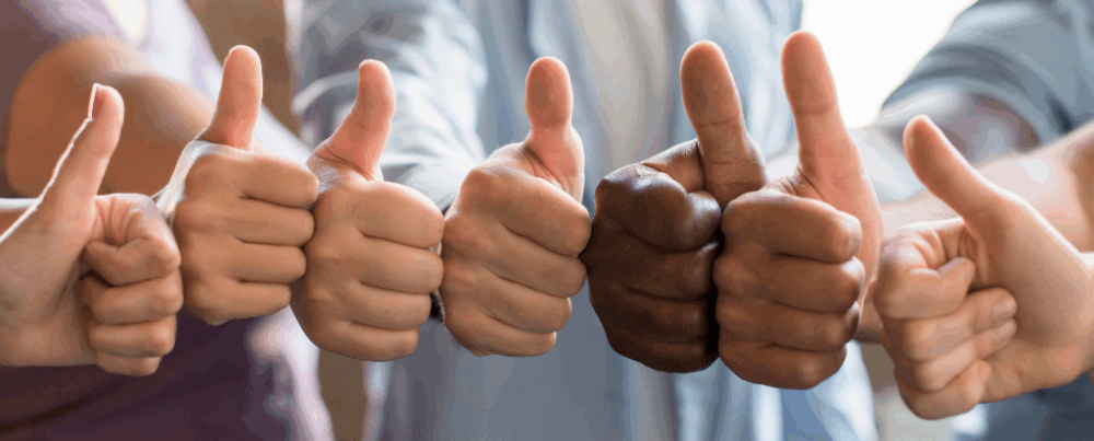 groupes de personnes satisfaites lèvent le pouce