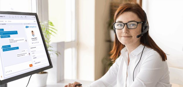 conseillère centre de contacts devant ordinateur, travaille avec son logiciel CRC et son CRM connectés