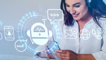 femme sur son téléphone avec en premier plan des icônes de canaux de communication traditionnels et digitaux - omnicanal