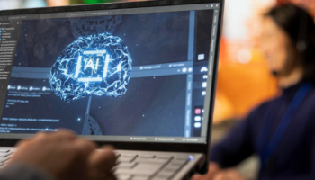 Un travailleur du centre d'appels utilise la technologie d'intelligence artificielle sur un ordinateur