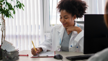 Professionnelle de la santé souriante qui prend des notes