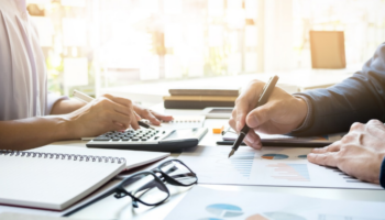 consultant relation client et CRC et le responsable service client font un rapport, calculent ou vérifient l'équilibre. Concept d'audit
